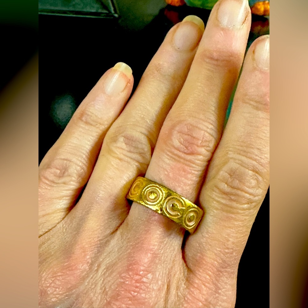 WOW POSHMARK - Authentic Chanel Golden Sparkle Supermodel CC Logo Ring - Picture 13 of 16